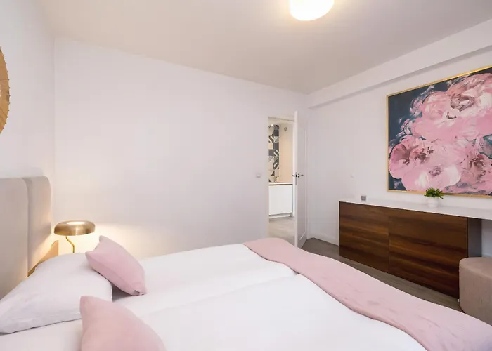 Blue And Green Apartment With Bright Pink Bedroom In Krakow By Noclegi Renters